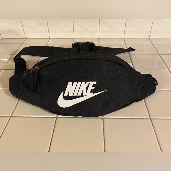 Nike Crossbody Fanny Pack Bag Hip Waist Bag Adjustable Band Black & White - Picture 1 of 7